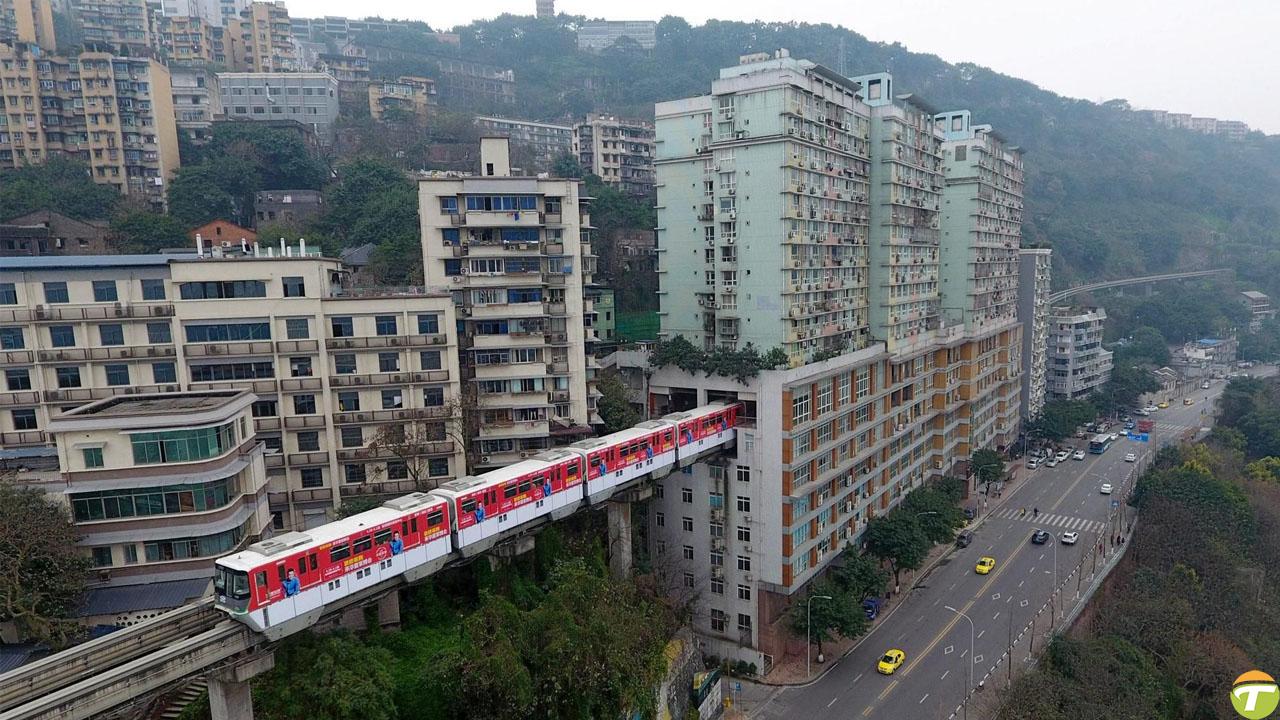 cinin chongqing kentindeki bu sira disi yapilari gorunce gerceklik alginiz bozulacak konutlarin icinden tren WkEbKdHJ