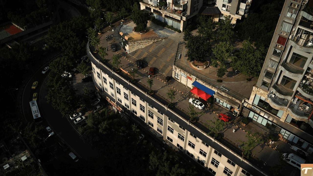 cinin chongqing kentindeki bu sira disi yapilari gorunce gerceklik alginiz bozulacak konutlarin icinden tren i1VFJ8HR