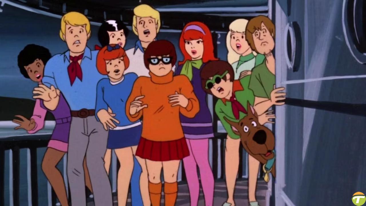 sabahlari erkenden uyanip televizyon basina gecmemize neden olan cizgi sinema scooby doo hakkinda birinci